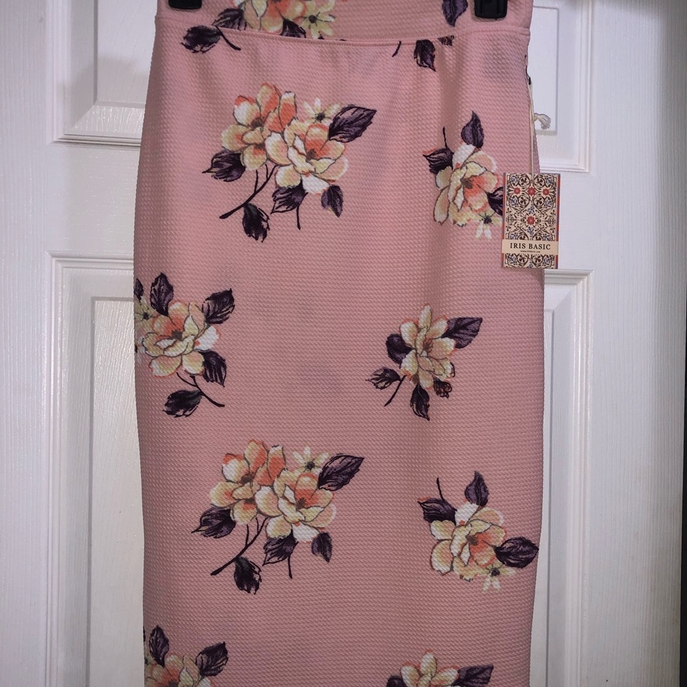 Size “S” beautiful floral pencil midi skirt.